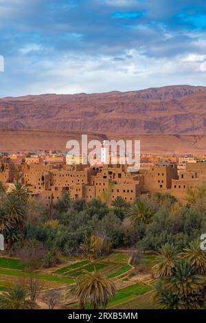 Vue sur la Kasbah de Tinghir et les montagnes de l'Atlas au Maroc, au coucher du soleil, Afrique du Nord Banque D'Images