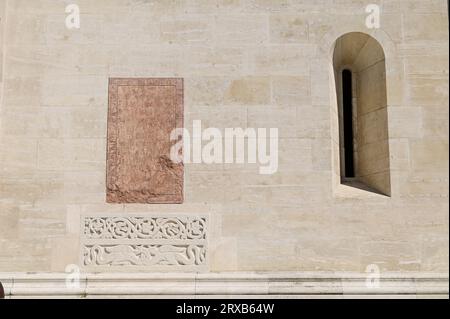 Klosterneuburg, basse-Autriche, Autriche. Tablettes en pierre avec inscriptions sur le mur de l'abbaye de Klosterneuburg Banque D'Images