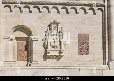 Klosterneuburg, basse-Autriche, Autriche. Tablettes en pierre avec inscriptions sur le mur de l'abbaye de Klosterneuburg Banque D'Images