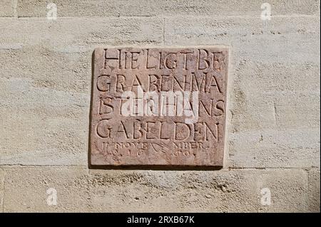 Klosterneuburg, basse-Autriche, Autriche. Tablettes en pierre avec inscriptions sur le mur de l'abbaye de Klosterneuburg Banque D'Images