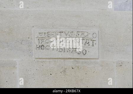 Klosterneuburg, basse-Autriche, Autriche. Tablettes en pierre avec inscriptions sur le mur de l'abbaye de Klosterneuburg Banque D'Images