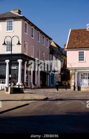 Commerces et logements, Market Square, Angel Hill, Bury St Edmunds, Suffolk, Angleterre Banque D'Images