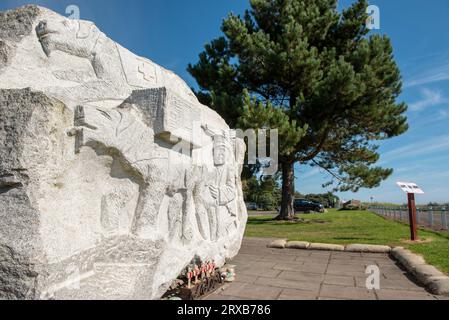Mémorial de la première Guerre mondiale commémorant les Terriers Airedale qui ont servi sur la ligne de front. East Haven près de Carnoustie, Angus, Écosse, Royaume-Uni Banque D'Images