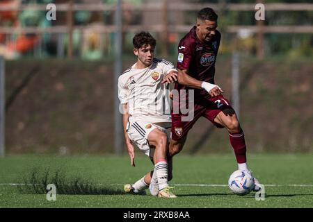 Orbassano, Italie. 24 septembre 2023. Jonathan Silva du Torino FC U19 concourt pour le ballon avec Franceco d'Alessio de L'AS Roma U19 lors du match de football Primavera 1 entre le Torino FC U19 et L'AS Roma U19. Crédit : Nicolò Campo/Alamy Live News Banque D'Images