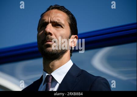 Orbassano, Italie. 24 septembre 2023. Giuseppe Scurto, entraîneur-chef du Torino FC U19, regarde avant le match de football Primavera 1 entre le Torino FC U19 et L'AS Roma U19. Crédit : Nicolò Campo/Alamy Live News Banque D'Images