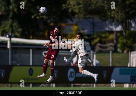 Orbassano, Italie. 24 septembre 2023. Alesandro Dellavalle du Torino FC U19 concourt pour le ballon avec Giulio Misitano de L'AS Roma U19 lors du match de football Primavera 1 entre le Torino FC U19 et L'AS Roma U19. Crédit : Nicolò Campo/Alamy Live News Banque D'Images