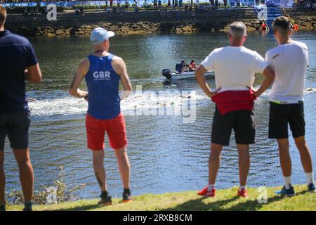 Pontevedra, Espagne. 23 septembre 2023. Pontevedra, Espagne, 23 septembre 2023 : plusieurs triathlètes participent à l'épreuve de natation lors des Championnats du monde de triathlon U23 hommes 2023, le 23 septembre 2023, à Pontevedra, Espagne. (Photo Alberto Brevers/Pacific Press) crédit : Pacific Press Media production Corp./Alamy Live News Banque D'Images