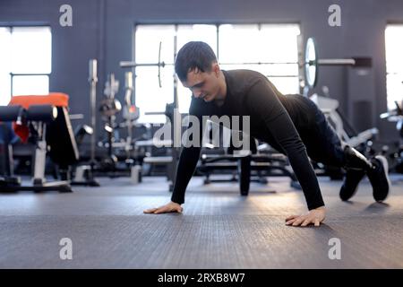 amour de la vie. ajustement croisé. homme fort actif effectuant un push-up sur le sol. passe-temps, temps libre, temps libre, santé et soins du corps Banque D'Images