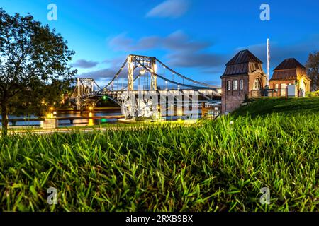 Kaiser-Wilhelm-Bridge au-dessus de l'EMS-Jade Kanal à Wilhelmshaven, Allemagne Banque D'Images