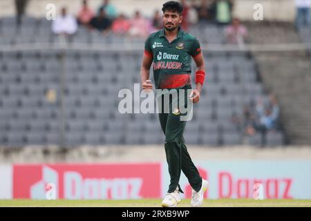 Le débutant bangladais Syed Khaled Ahmedcélèbre avec ses coéquipiers après avoir obtenu son premier guichet lors du 2e ODI du Bangladesh et de la Nouvelle-Zélande Banque D'Images