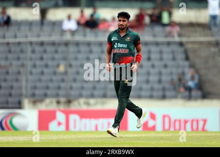 Le débutant bangladais Syed Khaled Ahmedcélèbre avec ses coéquipiers après avoir obtenu son premier guichet lors du 2e ODI du Bangladesh et de la Nouvelle-Zélande Banque D'Images