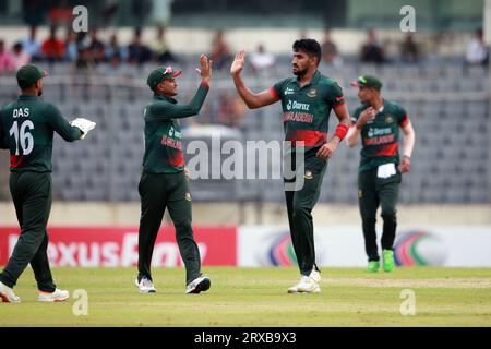 Le débutant bangladais Syed Khaled Ahmedcélèbre avec ses coéquipiers après avoir obtenu son premier guichet lors du 2e ODI du Bangladesh et de la Nouvelle-Zélande Banque D'Images