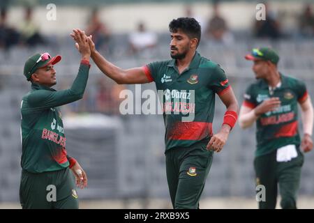 Le débutant bangladais Syed Khaled Ahmedcélèbre avec ses coéquipiers après avoir obtenu son premier guichet lors du 2e ODI du Bangladesh et de la Nouvelle-Zélande Banque D'Images