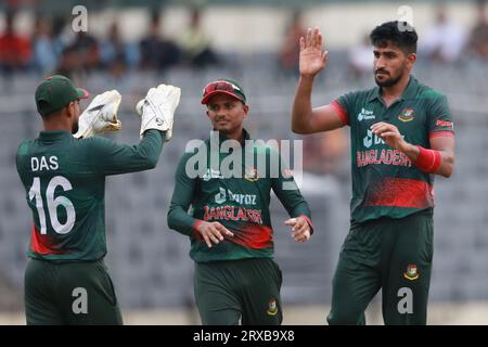 Le débutant bangladais Syed Khaled Ahmedcélèbre avec ses coéquipiers après avoir obtenu son premier guichet lors du 2e ODI du Bangladesh et de la Nouvelle-Zélande Banque D'Images