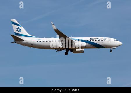 Un Boeing 737-800 d'El Al Israel Airlines atterrissant à l'aéroport international de Francfort-Rhein-main. El Al Israel Airlines est la compagnie aérienne israélienne. Depuis son vol inaugural de Genève à tel Aviv en septembre 1948, la compagnie aérienne s'est développée pour desservir plus de 50 destinations, assurant des services réguliers intérieurs et internationaux et des vols cargo en Israël, ainsi que vers l'Europe, le Moyen-Orient, les Amériques, l'Afrique, et l'extrême-Orient, de sa base principale à l'aéroport Ben Gourion. El Al est la seule compagnie aérienne commerciale à équiper ses avions de systèmes de défense antimissile pour protéger ses avions contre la surface-to-A. Banque D'Images