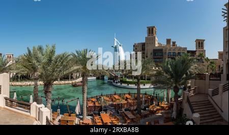 Dubaï, Émirats arabes Unis, 18 mars 2017. Vue panoramique sur le canal avec Souk Madinat Jumeirah et emblématique Burj Al Arab en arrière-plan, avec espace de copie Banque D'Images
