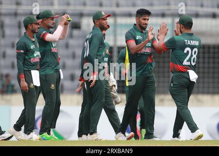 Le débutant bangladais Syed Khaled Ahmedcélèbre avec ses coéquipiers après avoir obtenu son premier guichet lors du 2e ODI du Bangladesh et de la Nouvelle-Zélande Banque D'Images