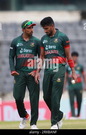 Les joueurs de cricket bangladais Soumya Sarkar et Syed Khaled Ahmed lors du 2e match ODI du Bangladesh et de la Nouvelle-Zélande sur trois séries de matchs à Sher-e-Bang Banque D'Images