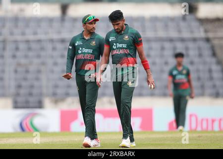 Les joueurs de cricket bangladais Soumya Sarkar et Syed Khaled Ahmed lors du 2e match ODI du Bangladesh et de la Nouvelle-Zélande sur trois séries de matchs à Sher-e-Bang Banque D'Images