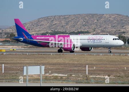 Avión de línea Airbus 321-271NX de Wizz Air en Alicante Banque D'Images