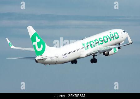Avión de línea Boeing 737 de la aerolínea Transavia despegando Banque D'Images