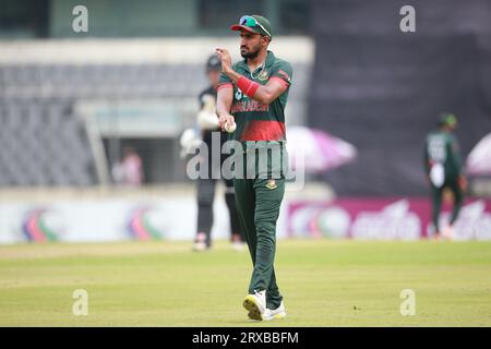 Le débutant bangladais Syed Khaled Ahmed lors du 2e match ODI du Bangladesh et de la Nouvelle-Zélande sur trois séries de matchs à Sher-e-Bangla Nationa Banque D'Images