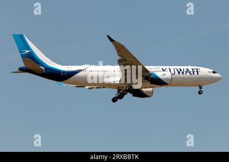 Rome, Italie. 2 juin 2023. Un Airbus 330-800 NEO de Kuwait Airways atterrissant à l'aéroport de Rome Fiumicino. Volant sur des itinéraires allant jusqu'à 8 150 nm, la version A330-800 de la famille A330neo d'Airbus accueille généralement de 220 à 260 passagers dans trois classes de service, tout en offrant une capacité pouvant accueillir jusqu'à 406 voyageurs en classe économique. (Image de crédit : © Fabrizio Gandolfo/SOPA Images via ZUMA Press Wire) USAGE ÉDITORIAL SEULEMENT! Non destiné à UN USAGE commercial ! Banque D'Images