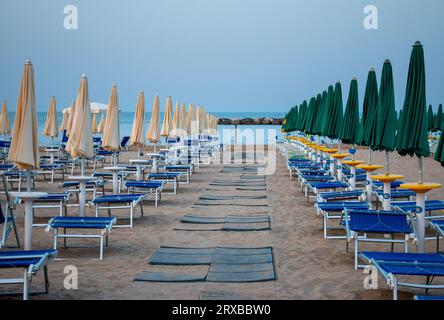 Parasols et chaises sur l'une des plages de San Benedetto del Tronto en juin. Banque D'Images