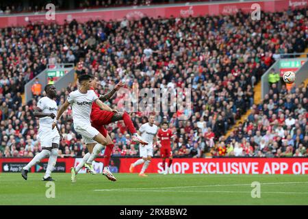 Liverpool, Royaume-Uni. 24 septembre 2023. Darwin Nunez de Liverpool marque le 2e but de son équipe. Match de Premier League, Liverpool contre West Ham Utd à Anfield à Liverpool le dimanche 24 septembre 2023. Cette image ne peut être utilisée qu'à des fins éditoriales. Usage éditorial uniquement, licence requise pour un usage commercial. Aucune utilisation dans les Paris, les jeux ou les publications d'un seul club/ligue/joueur. photo de Chris Stading/Andrew Orchard photographie sportive/Alamy Live News crédit : Andrew Orchard photographie sportive/Alamy Live News Banque D'Images