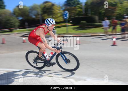 Pontevedra, Galice, Espagne. 23 septembre 2023. Pontevedra, Espagne, le 23 septembre 2023 : le triathlète suisse Alexis Lherieau à l'épreuve cycliste lors des Championnats du monde de triathlon 2023 U23, le 23 septembre 2023, à Pontevedra, Espagne. (Image de crédit : © Alberto Brevers/Pacific Press via ZUMA Press Wire) USAGE ÉDITORIAL SEULEMENT! Non destiné à UN USAGE commercial ! Banque D'Images