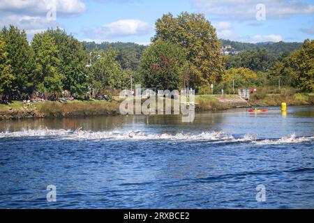 Pontevedra, Galice, Espagne. 23 septembre 2023. Pontevedra, Espagne, le 23 septembre 2023 : triathlètes dans l'épreuve de natation lors du Championnat du monde de triathlon U23 masculin 2023, le 23 septembre 2023, à Pontevedra, Espagne. (Image de crédit : © Alberto Brevers/Pacific Press via ZUMA Press Wire) USAGE ÉDITORIAL SEULEMENT! Non destiné à UN USAGE commercial ! Banque D'Images