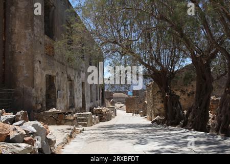 Maisons délabrées sur une île grecque Spinalonga, une ancienne forteresse vénitienne et colonie de lépreux. Banque D'Images