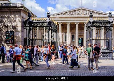 Les visiteurs du British Museum font la queue à l'extérieur pour entrer au musée, Londres, Royaume-Uni. Banque D'Images