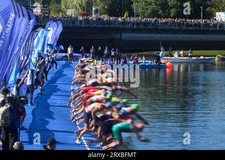 Pontevedra, Galice, Espagne. 23 septembre 2023. Pontevedra, Espagne, le 23 septembre 2023 : les triathlètes au départ du Championnat du monde élite de triathlon masculin 2023, le 23 septembre 2023, à Pontevedra, en Espagne. (Image de crédit : © Alberto Brevers/Pacific Press via ZUMA Press Wire) USAGE ÉDITORIAL SEULEMENT! Non destiné à UN USAGE commercial ! Banque D'Images