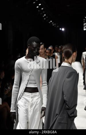 Milan, Italie. 21 septembre 2023. Un mannequin marche sur la piste au défilé MM6 lors du défilé de mode des Collections Printemps été 2024 à Milan Fashion week à Milan, Italie, le 21 2023 septembre. (Photo de Jonas Gustavsson/Sipa USA) crédit : SIPA USA/Alamy Live News Banque D'Images