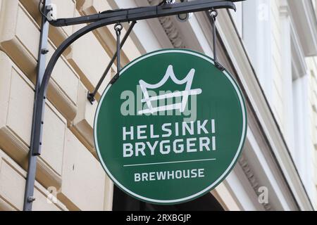 Helsinki, Finlande - 5 septembre 2023 : le panneau Helsinki Bryggeri, une brasserie et un restaurant situé dans la rue Sofiankatu. Banque D'Images