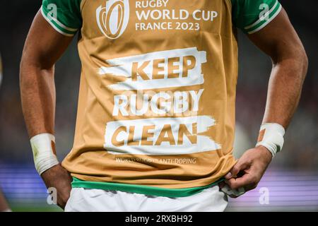 Illustration d'un maillot d'entraînement avec un slogan antidopage en Rugby lors de la coupe du monde 2023, poule B match de rugby à XV entre l'Afrique du Sud et l'Irlande le 23 septembre 2023 au Stade de France à Saint-Denis près de Paris, France Banque D'Images