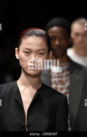 Un mannequin marche sur la piste au défilé MM6 lors du défilé de mode des Collections Printemps été 2024 à Milan Fashion week à Milan, Italie, le 21 2023 septembre. (Photo de Jonas Gustavsson/Sipa USA) Banque D'Images