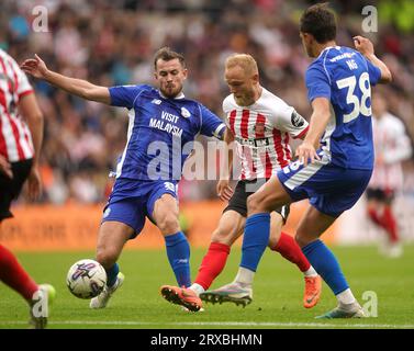 Joe Ralls de Cardiff City, Alex Pritchard de Sunderland et Perry ng de Cardiff City (de gauche à droite) se battent pour le ballon lors du Sky Bet Championship Match au Stadium of Light de Sunderland. Date de la photo : dimanche 24 septembre 2023. Banque D'Images