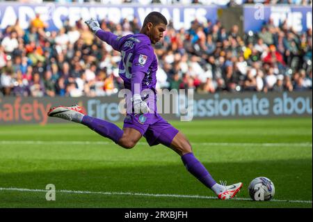 Swansea.com Stadium, Swansea, Royaume-Uni. 23 septembre 2023. EFL Championship football, Swansea City contre Sheffield Wednesday ; le gardien de but de Sheffield Wednesday, Devis Vasquez, tire un coup de pied. Crédit : action plus Sports/Alamy Live News Banque D'Images