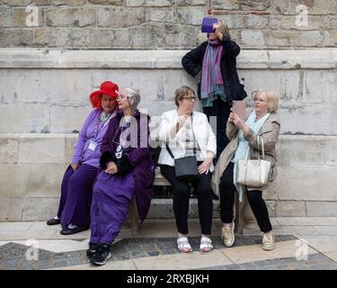 Londres, Royaume-Uni. 24 septembre 2023. Les gens regardent le London Pearly Kings et le Queens Costermongers Harvest Festival qui célèbre son 25e anniversaire. En commençant par des événements à Guildhall Yard, une procession vers l'église historique St Mary le Bow suit, où un service traditionnel de fête de la récolte a lieu. Crédit : Stephen Chung / Alamy Live News Banque D'Images