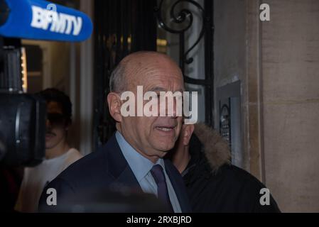 Alain Juppé à la sortie de son QG (quartier général) de campagne, le soir du premier tour de la primaire de la droite, dimanche, 20 novembre 2016. Banque D'Images