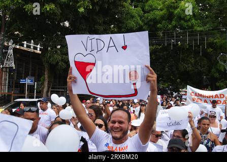 Des centaines de personnes anti-avortement participent à la manifestation Mars pour la vie le 24 septembre 2023 à Belém au nord du Brésil. (Photo de Paulo Amorim/Sipa USA) crédit : SIPA USA/Alamy Live News Banque D'Images