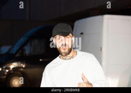 ABZ Love de 5ive (Five boy band) pose dehors la nuit avant le concert au Riviera Centre Torquay 2014 Banque D'Images