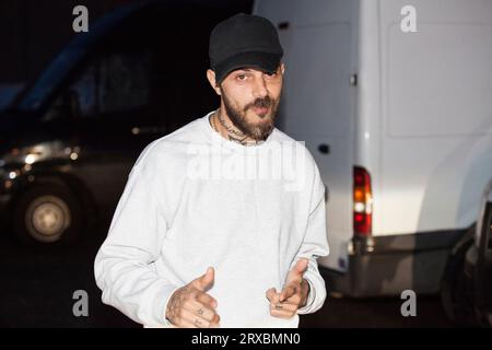 ABZ Love de 5ive (Five boy band) pose dehors la nuit avant le concert au Riviera Centre Torquay 2014 Banque D'Images