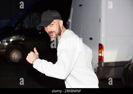 ABZ Love de 5ive (Five boy band) pose dehors la nuit avant le concert au Riviera Centre Torquay 2014 Banque D'Images