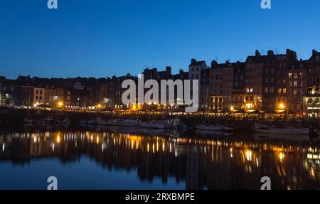 Honfleur, France - 13 août 2016 : le vieux port de Honfleur la nuit Banque D'Images