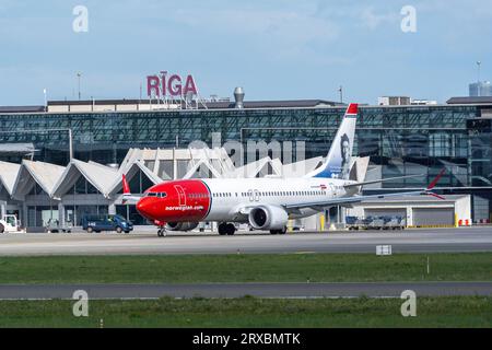 Marupe, Lettonie - 4 août 2023 - terminal de l'aéroport de Riga et avions norvégiens au premier plan Banque D'Images