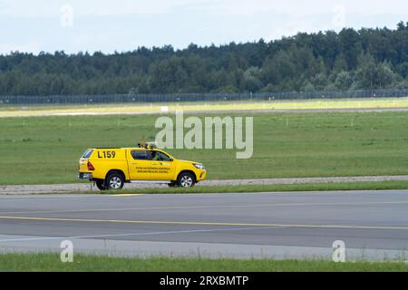 Marupe, Lettonie - 4 août 2023 - aéroport RIX. Une voiture de service de l'aéroport avec panneau « Bird and Wildlife Control » peint sur le côté. Banque D'Images