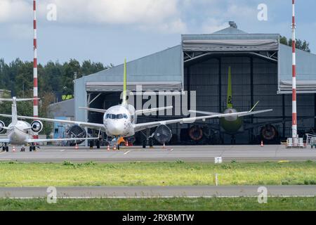 Marupe, Lettonie - 4 août 2023 - un hangar d'avion avec une porte ouverte et un avion à l'intérieur Banque D'Images